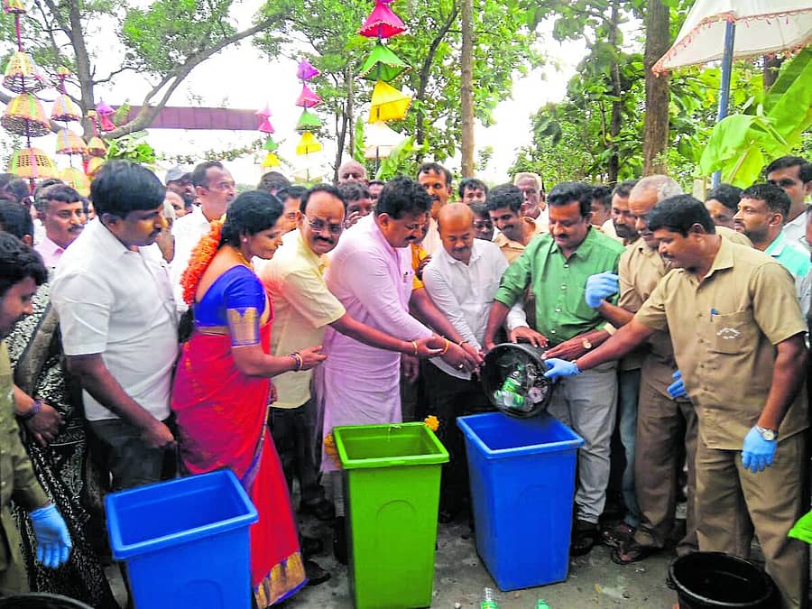 ಹೆಸರಘಟ್ಟ ಹೋಬಳಿಯಲ್ಲಿ ಕಸ ಸಂಗ್ರಹ ಮಾಡಿ ಸೊಣ್ಣೇನಹಳ್ಳಿ ಗ್ರಾಮದಲ್ಲಿ ನಿರ್ಮಿಸಲಾಗಿರುವ ಘನ ತ್ಯಾಜ್ಯ ವಿಲೇವಾರಿ ಘಟಕಕ್ಕೆ ನೀಡು ಕಾರ್ಯಕ್ಕೆ ಯಲಹಂಕ ಶಾಸಕ ಎಸ್.ಆರ್. ವಿಶ್ವನಾಥ್ ಶುಕ್ರವಾರ ಚಾಲನೆ ನೀಡಿದರು