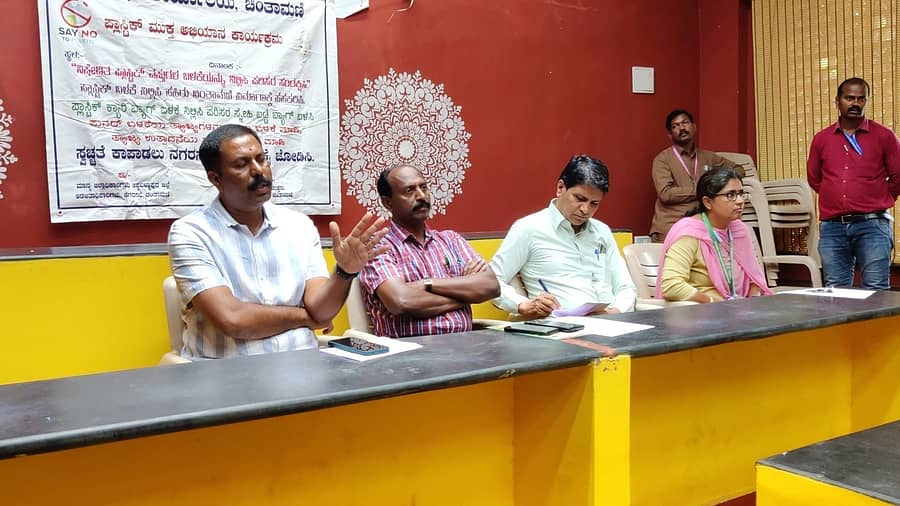 ಚಿಂತಾಮಣಿಯ ನಗರಸಭೆಯಲ್ಲಿ ಶುಕ್ರವಾರ ಆಯೋಜಿಸಿದ್ದ ಪತ್ರಿಕಾಗೋಷ್ಠಿಯಲ್ಲಿ ಪೌರಾಯುಕ್ತ ಜಿ.ಎನ್.ಚಲಪತಿ ಮಾತನಾಡಿದರು