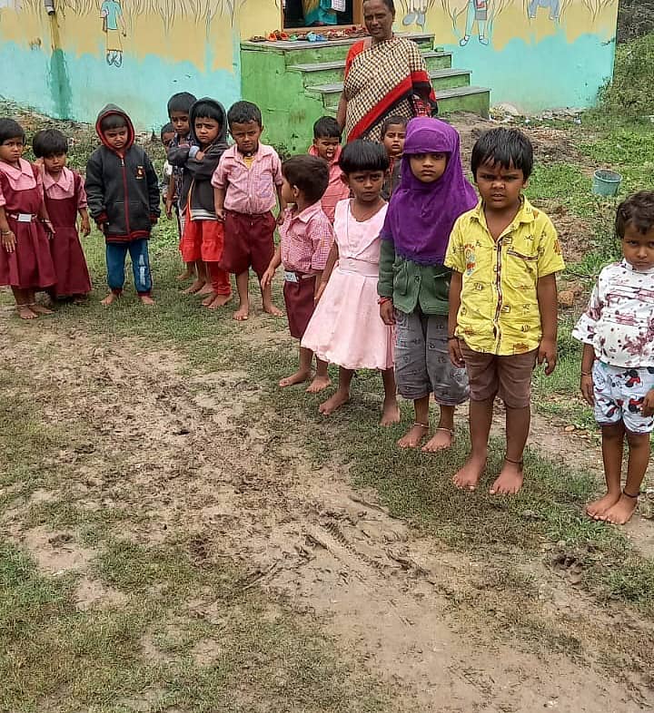 ಮುಳಗುಂದದ ವಾರ್ಡ್ ಸಂಖ್ಯೆ 7ರ ಬಡ್ನಿ ಅವರ ಪ್ಲಾಟ್ನಲ್ಲಿ ಕೆಸರಾದ ರಸ್ತೆಯಲ್ಲೆ ಅಂಗನವಾಡಿಗೆ ಮಕ್ಕಳು ನಡೆದು ಹೋಗುತ್ತಿರುವುದು