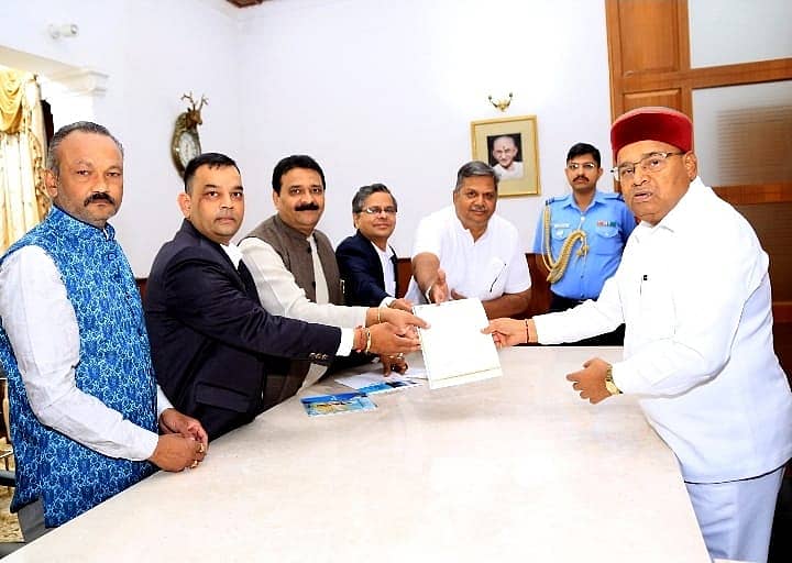 ಮಹೇಂದ್ರ ಸಿಂಘಿ ಅವರು ಥಾವರಚಂದ್ ಗೆಹಲೋತ್ ಅವರಿಗೆ ಮನವಿ ಸಲ್ಲಿಸಿದರು. ಮಹಾವೀರ್ ಲಿಂಬ್ ಸೆಂಟರ್ನ ಪದಾಧಿಕಾರಿಗಳು ಇದ್ದಾರೆ.