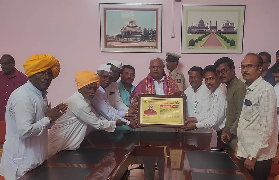 ಬಸವನಬಾಗೇವಾಡಿಯ ಪ್ರವಾಸಿ ಮಂದಿರದಲ್ಲಿ ಕನ್ನಡ ಜಾನಪದ ಪರಿಷತ್, ಮಾತೋಶ್ರೀ ಸುಗಲಾಬಾಯಿಗೌಡತಿ ಪಾಟೀಲ ಜಾನಪದ ಪ್ರತಿಷ್ಠಾನ ವತಿಯಿಂದ ಸಚಿವ ಶಿವಾನಂದ ಪಾಟೀಲ ಅವರನ್ನು ಸನ್ಮಾನಿಸಲಾಯಿತು