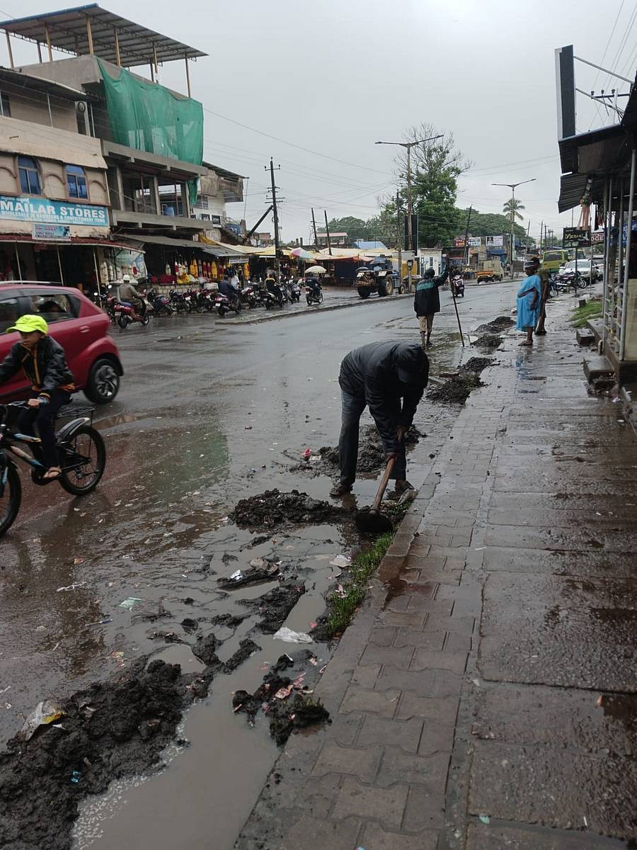 ದಾಂಡೇಲಿ ನಗರದಲ್ಲಿ ಪೌರ ಕಾರ್ಮಿಕರು ಯಾವುದೇ ಸುರಕ್ಷತಾ ಪರಿಕರಗಳನ್ನು ಧರಿಸದೆ ಕೆಲಸದಲ್ಲಿ ನಿರತರಾಗಿರುವುದು