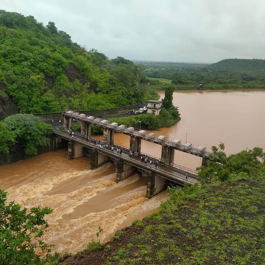ಚಿಂಚೋಳಿ ತಾಲ್ಲೂಕಿನ ಚಂದ್ರಂಪಳ್ಳಿ ಜಲಾಶಯದಿಂದ ಮಂಗಳವಾರ ನದಿಗೆ ಹರಿಬಿಡಲಾದ ನೀರು