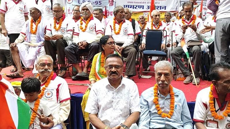 ನಗರದ ಲಾಲ್‌ಬಾಗ್ ಆವರಣದಲ್ಲಿ ಇಪಿಎಸ್-95 ಪಿಂಚಣಿದಾರರ ಮಾಸಿಕ ಸಭೆಯಲ್ಲಿ ಪಾಲ್ಗೊಂಡಿದ್ದ ಸಂಘದ ಪದಾಧಿಕಾರಿಗಳು.