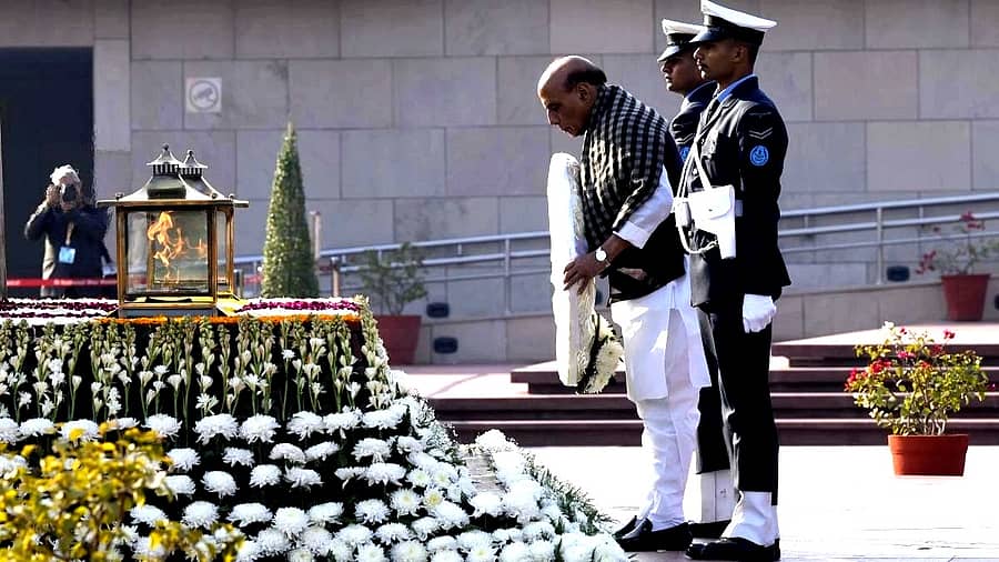 ನವದೆಹಲಿಯಲ್ಲಿ ವಿಜಯ್ ದಿವಸ್ ನಿಮಿತ್ತ ರಾಷ್ಟ್ರೀಯ ಯುದ್ಧ ಸ್ಮಾರಕಕ್ಕೆ ಕೇಂದ್ರ ರಕ್ಷಣಾ ಸಚಿವ ರಾಜನಾಥ ಸಿಂಗ್ ಅವರು ಪುಷ್ಪ ನಮನ ಸಲ್ಲಿಸಿದರು –ಪಿಟಿಐ ಚಿತ್ರ 