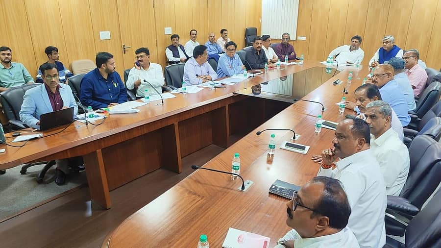 ಸುರಂಗ ರಸ್ತೆಗಳ ನಿರ್ಮಾಣಕ್ಕೆ ಸಂಬಂಧಿಸಿದಂತೆ ಉಪ ಮುಖ್ಯಮಂತ್ರಿ ಡಿ.ಕೆ. ಶಿವಕುಮಾರ್ ಅವರು ‘ಸುರಂಗ ರಸ್ತೆ ನಿರ್ಮಾಣ ಸಲಹಾ ಸಂಸ್ಥೆ’ ಅಧಿಕಾರಿಗಳ ಜತೆ ಮಂಗಳವಾರ ಸಮಾಲೋಚನೆ ನಡೆಸಿದರು. ಈ ಸಂದರ್ಭದಲ್ಲಿ ರಾಜ್ಯಸಭೆ ಮಾಜಿ ಸದಸ್ಯ ರಾಜೀವ್ ಗೌಡ, ನಾನಾ ಇಲಾಖೆಗಳ ಅಧಿಕಾರಿಗಳು, ನಿವೃತ್ತ ಮುಖ್ಯ ಎಂಜಿನಿಯರ್ಗಳು ಇದ್ದರು.