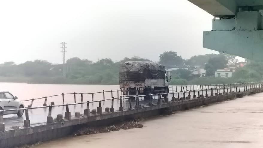 ಕಲಬುರಗಿಯ ಸೇಡಂ ತಾಲ್ಲೂಕಿನ ಕಾಗಿಣಾ ನದಿಗೆ ನಿರ್ಮಿಸಿದ ಸೇತುವೆ ಬಳಿ ನೀರು ಹರಿಯುತ್ತಿರುವುದು