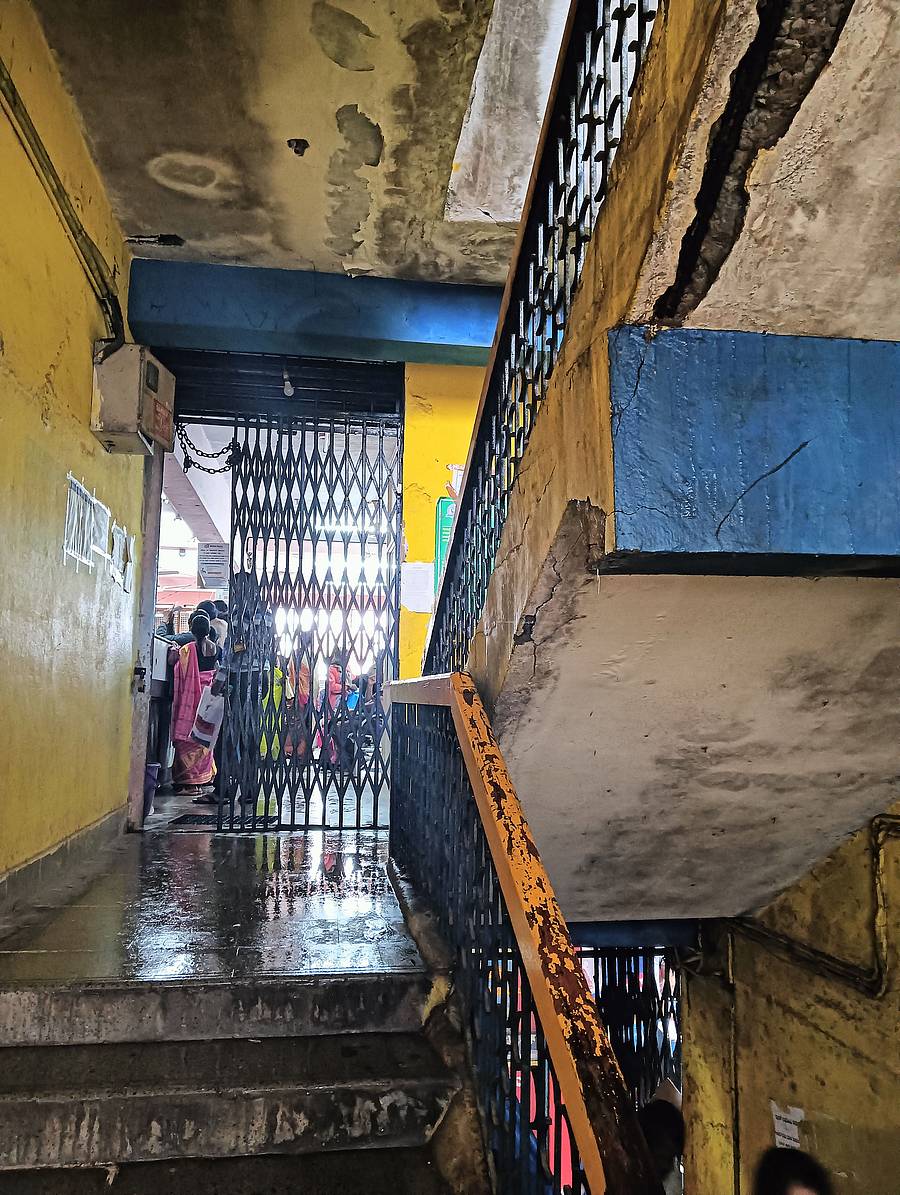 ಸಕಲೇಶಪುರದ ಹೇಮಾವತಿ ಕಾಂಪ್ಲೆಕ್ಸ್‌ ಕಟ್ಟಡ ಅಲ್ಲಲ್ಲಿ ಕುಸಿದಿದ್ದು, ಮಳೆ ನೀರು ಒಳಗೆ ಸೋರುತ್ತಿದೆ
