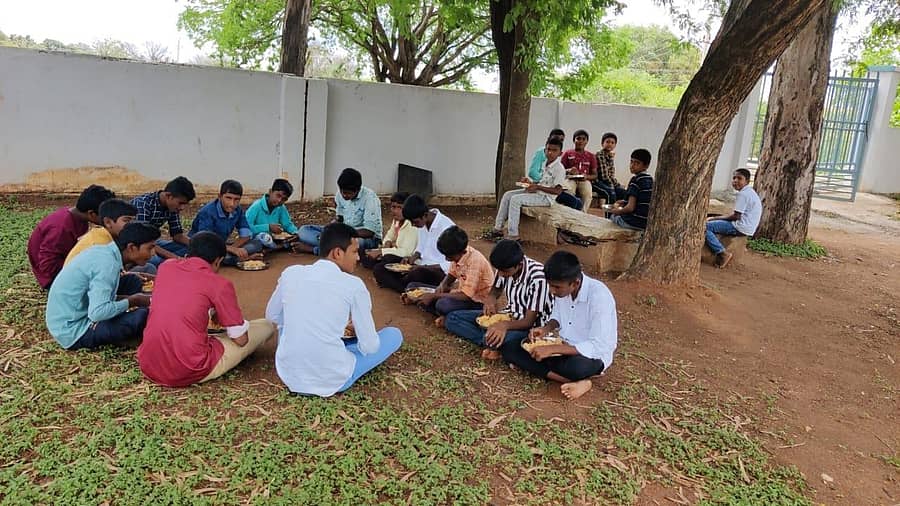 ಚಿಂತಾಮಣಿ ತಾಲ್ಲೂಕಿನ ಶಾಲೆಯೊಂದರಲ್ಲಿ ಬಿಸಿಯೂಟ ಸವಿಯುತ್ತಿರುವ ವಿದ್ಯಾರ್ಥಿಗಳು