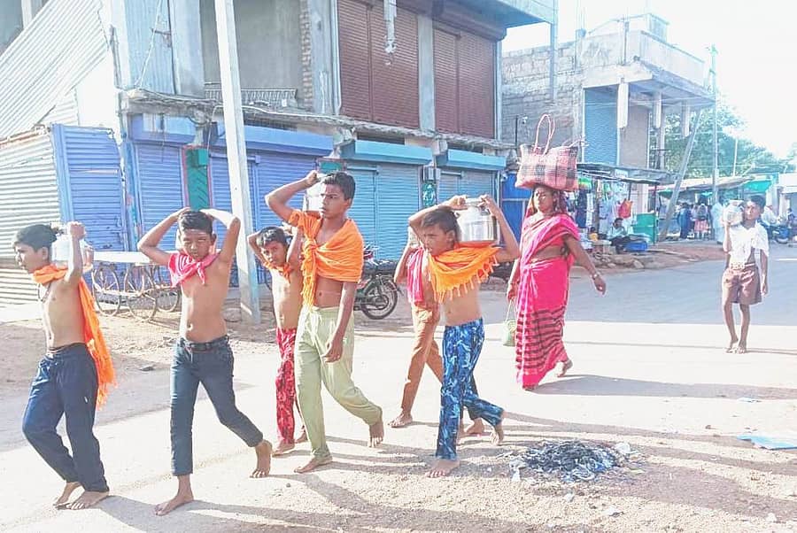 ಹಟ್ಟಿಚಿನ್ನದಗಣಿ ಪಟ್ಟಣದಲ್ಲಿ ಮಳೆಗಾಗಿ ಪ್ರಾರ್ಥಿಸಿ ಪೂಜೆ ಸಲ್ಲಿಸಲು ಮಕ್ಕಳು ಬಿಂದಿಗೆಯಲ್ಲಿ ನೀರು ತಂದ ದೃಶ್ಯ ಬುಧವಾರ ಕಂಡು ಬಂತು