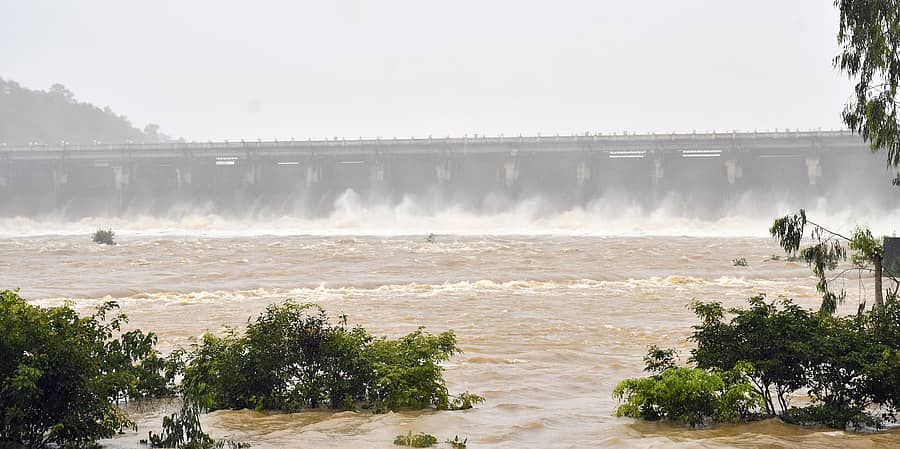 ಗಾಜನೂರಿನ ತುಂಗಾ ಜಲಾಶಯದಿಂದ ಮಂಗಳವಾರ ನದಿಗೆ 60 ಸಾವಿರ ಕ್ಯೂಸೆಕ್ಗೂ ಹೆಚ್ಚು ನೀರನ್ನು ನದಿಗೆ ಹರಿಸಲಾಯಿತು
ಪ್ರಜಾವಾಣಿ ಚಿತ್ರ: ಶಿವಮೊಗ್ಗ ನಾಗರಾಜ್
