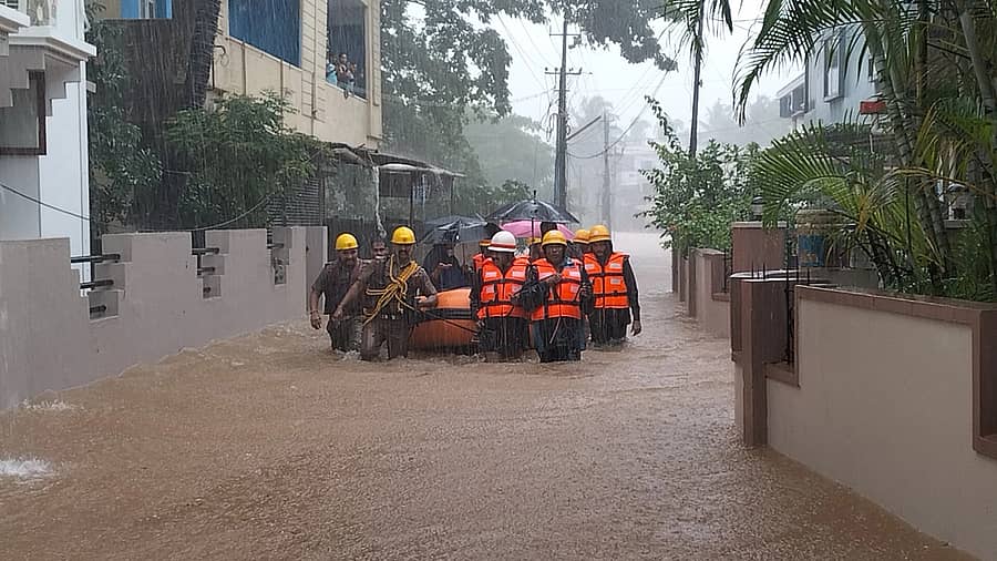 ಉಡುಪಿಯ ಗುಂಡಿಬೈಲಿನಲ್ಲಿ ನೆರೆಗೆ ಸಿಲುಕಿದ್ದವರನ್ನು ಅಗ್ನಿಶಾಮಕ ಸಿಬ್ಬಂದಿ ಬೋಟ್ನಲ್ಲಿ ಸುರಕ್ಷಿತವಾಗಿ ಕರೆತರುತ್ತಿರುವುದು