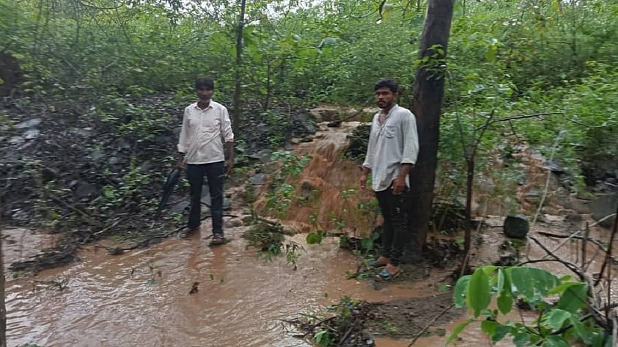 ಮುಂಡಗೋಡ ತಾಲ್ಲೂಕಿನ ಗಡಿಭಾಗದಲ್ಲಿ ಸನವಳ್ಳಿ ಜಲಾಶಯಕ್ಕೆ ಹರಿದು ಬರಬೇಕಾಗಿದ್ದ ಮಳೆಯ ನೀರು ಕಾಲುವೆ ಒಡೆದು ಅರಣ್ಯದೊಳಗೆ ಹರಿಯುತ್ತಿರುವುದು