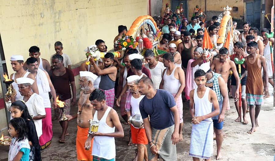 ಹುಕ್ಕೇರಿ ತಾಲ್ಲೂಕಿನ ಎಲಿಮುನ್ನೋಳಿಯಲ್ಲಿ ಶುಕ್ರವಾರ ಹೆಡಿಗೆ ಜಾತ್ರೆ ಅಂಗವಾಗಿ ಮಹಾಲಕ್ಷ್ಮೀ ಹಾಗೂ ರಾಮಲಿಂಗೇಶ್ವರ ಭಾವಚಿತ್ರದ ಪಲ್ಲಕ್ಕಿ ಉತ್ಸವ ಜರುಗಿತು