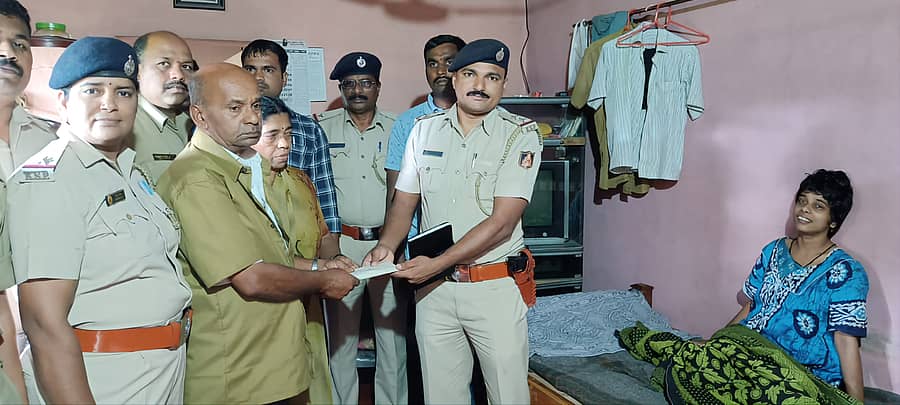 ರಿಪ್ಪನ್‌ಪೇಟೆ ಆಟೊ ಚಾಲಕ ದೇವಪ್ಪಗೌಡ ಅವರಿಗೆ ಪಿಎಸ್‌ಐ ಪ್ರವೀಣ್ ಮತ್ತು ಸಿಬ್ಬಂದಿ ಆರ್ಥಿಕ ನೆರವು ನೀಡಿದರು