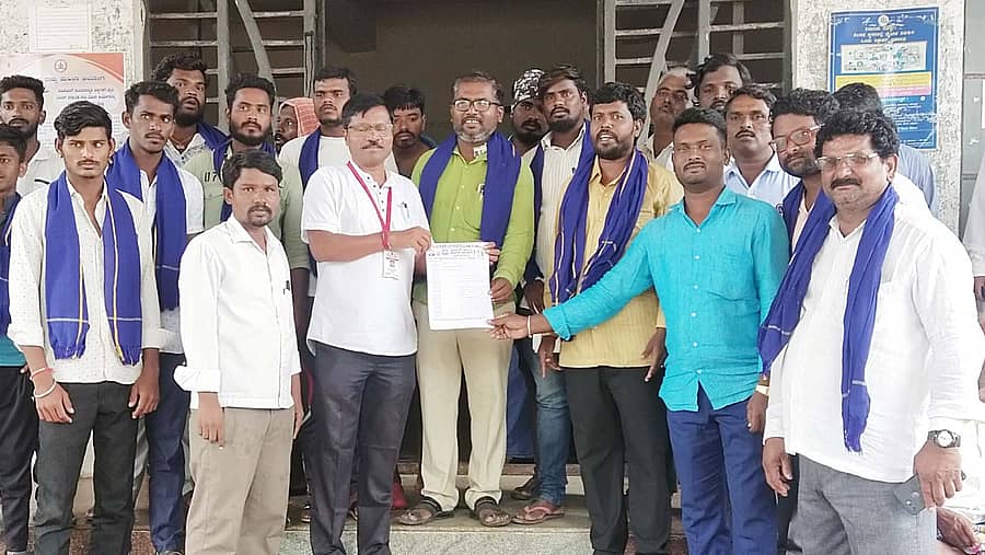 ಶಹಾಪುರದಲ್ಲಿ ಭೀಮ ಆರ್ಮಿ ಏಕತಾ ಮಿಷನ್ ಸಮಿತಿ ಸದಸ್ಯರು ತಹಶೀಲ್ದಾರ್ಗೆ ಮನವಿ ಸಲ್ಲಿಸಿದರು