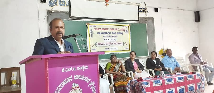 ಸವದತ್ತಯ ಬಿ.ಬಿ. ಮಮದಾಪೂರ ಬಾಲಕಿಯರ ಪ್ರೌಢಶಾಲೆಯಲ್ಲಿ ಆಯೋಜಿಸಿದ್ದ ಕಾನೂನು ಸಾಕ್ಷರತಾ ಅರಿವು ಕಾರ್ಯಕ್ರಮದಲ್ಲಿ ವಕೀಲರ ಸಂಘದ ಅಧ್ಯಕ್ಷ ಎಂ.ಎನ್. ಮುತ್ತಿನ ಮಾತನಾಡಿದರು