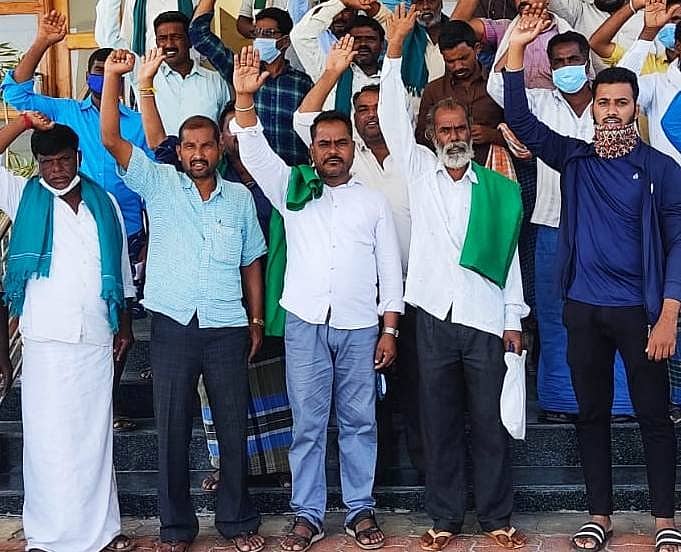 ನಂಜನಗೂಡಿನಲ್ಲಿ ರೈತ ಸಂಘದ ಜಿಲ್ಲಾಧ್ಯಕ್ಷ ವಿದ್ಯಾಸಾಗರ್ ಮಂಗಳವಾರ ಕಾವೇರಿ, ಕಬಿನಿ ಕೊಳ್ಳದ ಕಾಲುವೆಗಳಿಗೆ ನೀರು ಹರಿಸುವಂತೆ ಒತ್ತಾಯಿಸಿದರು.