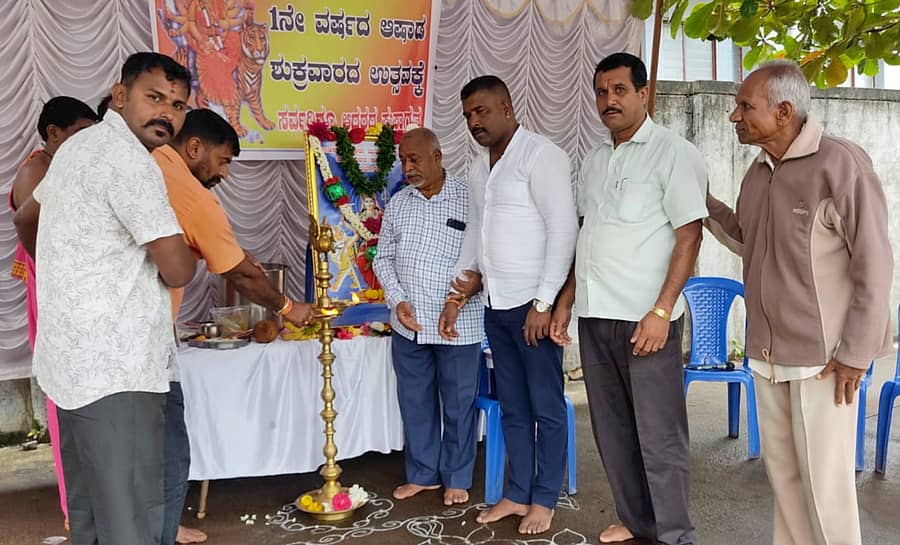 ಸೋಮವಾರಪೇಟೆ ವಾಹನ ಚಾಲಕರು ಮತ್ತು ಮಾಲೀಕರ ಸಂಘದ ಚಾಮುಂಡೇಶ್ವರಿ ಬಳಗದ ವತಿಯಿಂದ ಮೊದಲನೇ ವರ್ಷದ ಆಷಾಡದ ಕೊನೆಯ ಶುಕ್ರವಾರದ ವಿಶೇಷ ಪೂಜೆಯನ್ನು ಉದ್ಯಮಿ ಗಿರೀಶ್ ಮಲ್ಲಪ್ಪ ಉದ್ಘಾಟಿಸಿದರು.