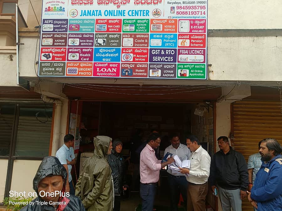 ಬೆಳಗಾವಿಯ ಚವಾಟ್ ಗಲ್ಲಿಯ ಜನತಾ ಆನ್ಲೈನ್ ಸೆಂಟರ್ ಮೇಲೆ ಮಹಿಳಾ ಮತ್ತು ಮಕ್ಕಳ ಅಭಿವೃದ್ಧಿ ಇಲಾಖೆ ಅಧಿಕಾರಿಗಳು ಹಾಗೂ ತಹಶೀಲ್ದಾರ್ ಗುರುವಾರ ದಾಳಿ ನಡೆಸಿದರು