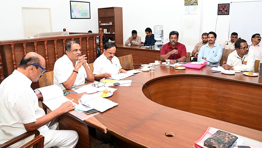 ಕರಾವಳಿ ಅಭಿವೃದ್ಧಿ ಪ್ರಾಧಿಕಾರದ ಅಧ್ಯಕ್ಷರಾಗಿರುವ ಯೋಜನೆ, ಕಾರ್ಯಕ್ರಮ ಸಂಯೋಜನೆ ಮತ್ತು ಸಾಂಖ್ಯಿಕ ಸಚಿವ ಡಿ. ಸುಧಾಕರ್ ಪ್ರಾಧಿಕಾರದ ಪ್ರಗತಿ ಪರಿಶೀಲನೆ ಸಭೆ ನಡೆಸಿದರು. ವಿಧಾನ ಪರಿಷತ್ ಸದಸ್ಯರಾದ ಹರೀಶ್ಕುಮಾರ್, ಮಂಜುನಾಥ್ ಭಂಡಾರಿ ಇದ್ದರು – ಪ್ರಜಾವಾಣಿ ಚಿತ್ರ