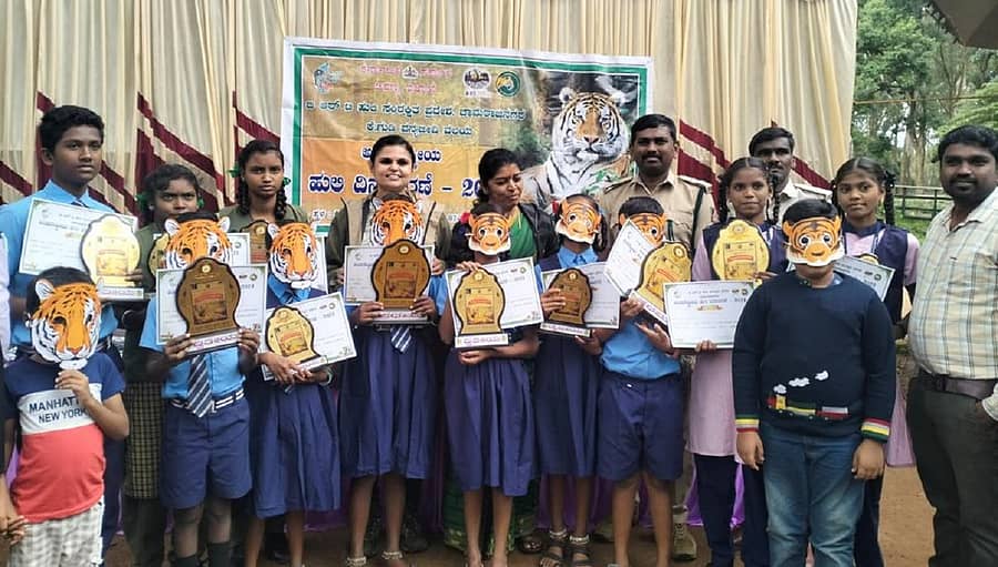 ಬಿಆರ್ಟಿಯ ಕೆ.ಗುಡಿಯಲ್ಲಿ ಶನಿವಾರ ನಡೆದ ವಿಶ್ವ ಹುಲಿ ದಿನಾಚರಣೆ ಕಾರ್ಯಕ್ರಮದಲ್ಲಿ ಚಿತ್ರಕಲಾ ಸ್ಪರ್ಧೆಯಲ್ಲಿ ವಿಜೇತರಾದ ಮಕ್ಕಳಿಗೆ ಬಹುಮಾನ ವಿತರಿಸಲಾಯಿತು. ಡಿಸಿಎಫ್ ದೀಪ್ ಜೆ.ಕಾಂಟ್ರ್ಯಾಕ್ಟರ್, ಅಧಿಕಾರಿಗಳು, ಸಿಬ್ಬಂದಿ ಇದ್ದರು