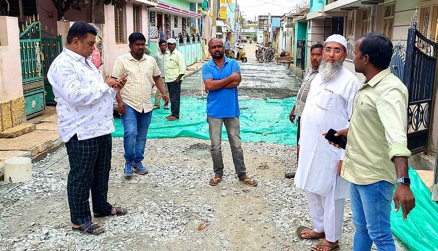 ವಿಜಯಪುರ ಪಟ್ಟಣದ ಬಶೀರ್ ಖಾನ್ ಲೇಔಟ್ನಲ್ಲಿ ಸಿ.ಸಿ ರಸ್ತೆ ಕಾಮಗಾರಿಗೆ ಚಾಲನೆ ನೀಡಲಾಯಿತು