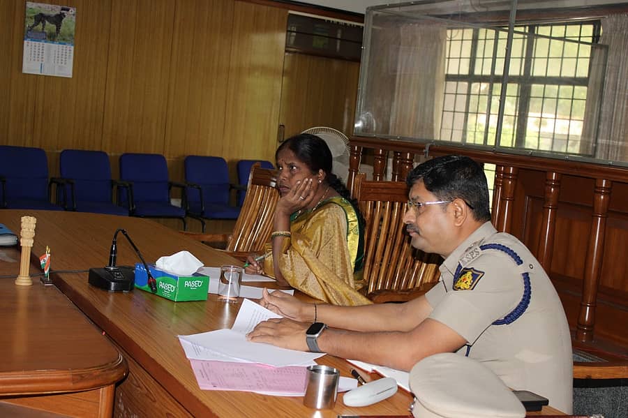 ಬಾಗಲಕೋಟೆಯಲ್ಲಿ ಮಂಗಳವಾರ ನಡೆದ ರಸ್ತೆ ಸುರಕ್ಷತಾ ಸಮಿತಿ ಸಭೆಯಲ್ಲಿ ಜಿಲ್ಲಾಧಿಕಾರಿ ಜಾನಕಿ ಮಾತನಾಡಿದರು