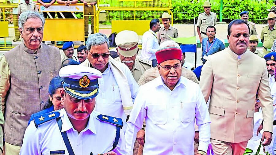 ಜಂಟಿ ಅಧಿವೇಶನ ಉದ್ದೇಶಿಸಿ ಭಾಷಣಮಾಡಲು ಆಗಮಿಸಿದ ರಾಜ್ಯಪಾಲ ಥಾವರಚಂದ್ ಗೆಹಲೋತ್ ಅವರನ್ನು ಬರ ಮಾಡಿಕೊಂಡ ಸಭಾಪತಿ ಬಸವರಾಜ ಹೊರಟ್ಟಿ, ಮುಖ್ಯಮಂತ್ರಿ ಸಿದ್ದರಾಮಯ್ಯ, ಸಭಾಧ್ಯಕ್ಷ ಯು.ಟಿ ಖಾದರ್ ಫರೀದ್ ಅವರು ವಿಧಾನಸೌಧದೊಳಗೆ ಕರೆದೊಯ್ಯುತ್ತಿರುವುದು