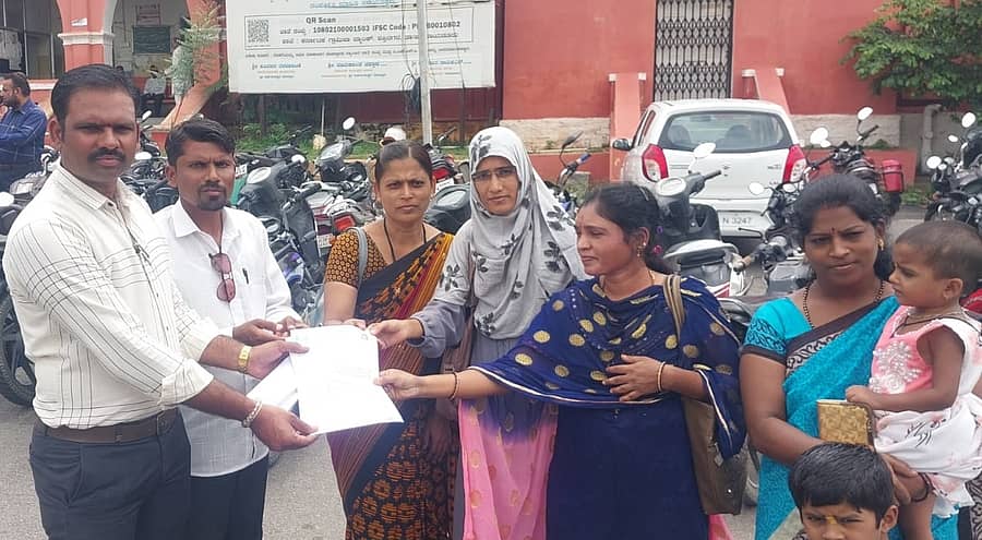 ಸರ್ಕಾರಿ ಪ್ರಾಥಮಿಕ ಮತ್ತು ಪ್ರೌಢ ಶಾಲಾ ಅತಿಥಿ ಶಿಕ್ಷಕರ ಸಂಘ ಜಿಲ್ಲಾ ಘಟಕದ ಪದಾಧಿಕಾರಿಗಳು ನಗರದ ಜಿಲ್ಲಾಧಿಕಾರಿ ಕಚೇರಿ ಅಧಿಕಾರಿಗೆ ಮುಖ್ಯಮಂತ್ರಿಗೆ ಬರೆದ ಮನವಿಪತ್ರ ಸಲ್ಲಿಸಿದರು