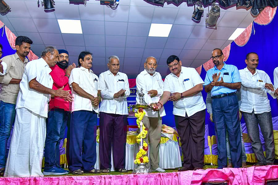 ಕೊಪ್ಪಳದಲ್ಲಿ ಶನಿವಾರ ನಡೆದ ಯಕ್ಷಗಾನ ಪ್ರದರ್ಶನದ ಕಾರ್ಯಕ್ರಮವನ್ನು ಸಂಸದ ಸಂಗಣ್ಣ ಕರಡಿ ಉದ್ಘಾಟಿಸಿದರು