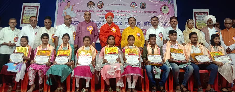 ನರಗುಂದದಲ್ಲಿ ನಡೆದ ಪ್ರತಿಭಾ ಪುರಸ್ಕಾರ ಹಾಗೂ ಸನ್ಮಾನ ಸಮಾರಂಭದಲ್ಲಿ ಪಿಯುಸಿಯಲ್ಲಿ ಹೆಚ್ಚು ಅಂಕ ಪಡೆದ ವಿದ್ಯಾರ್ಥಿಗಳನ್ನು ಸನ್ಮಾನಿಸಲಾಯಿತು