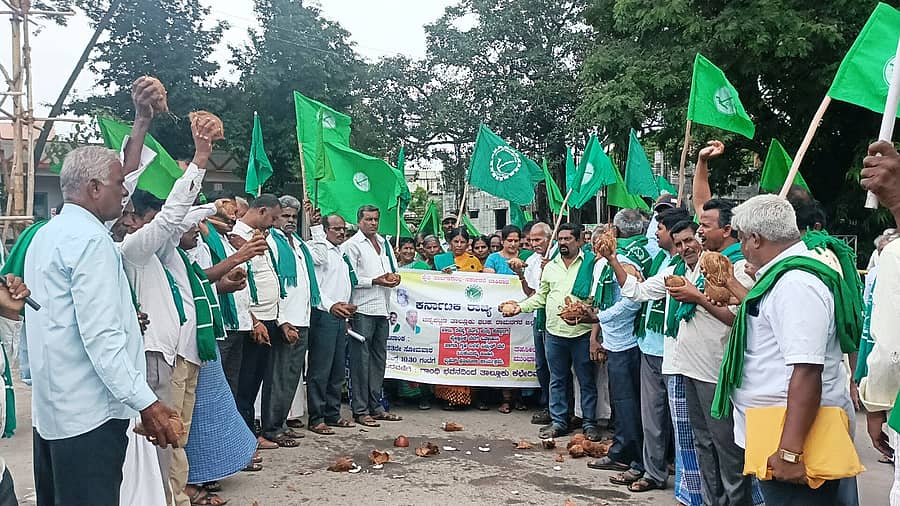 ಚನ್ನಪಟ್ಟಣದಲ್ಲಿ ರೈತ ಸಂಘದ ಪದಾಧಿಕಾರಿಗಳು ತೆಂಗಿನಕಾಯಿ ಒಡೆಯುವ ಮೂಲಕ ಪ್ರತಿಭಟನೆ ನಡೆಸಿದರು