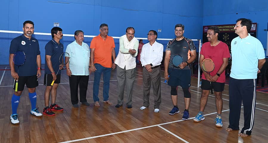 ಹುಬ್ಬಳ್ಳಿಯ ದೇಶಪಾಂಡೆ ನಗರದಲ್ಲಿನ ಕರ್ನಾಟಕ ಜಿಮ್ಖಾನಾ ಅಸೋಸಿಯೇಷನ್ ಮೈದಾನದಲ್ಲಿ ಆಯೋಜಿಸಿರುವ ಕರ್ನಾಟಕ ಜಿಮ್ಖಾನಾ ಬ್ಯಾಡ್ಮಿಂಟನ್ ಪ್ರೀಮಿಯರ್ ಲೀಗ್ (ಕೆಜಿಪಿಎಲ್) ಎರಡನೇ ಆವೃತ್ತಿಗೆ ಬುಧವಾರ ಅಸೋಸಿಯೇಷನ್ ಅಧ್ಯಕ್ಷ ಎಚ್.ಎನ್.ನಂದಕುಮಾರ ಟಾಸ್ ಮಾಡುವ ಮೂಲಕ ಚಾಲನೆ ನೀಡಿದರು