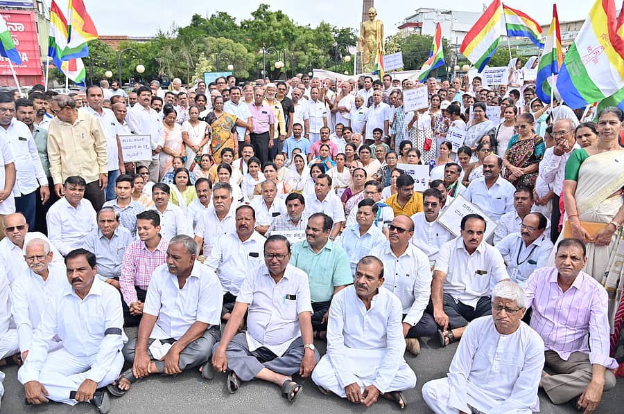 ಬೆಳಗಾವಿ ಜಿಲ್ಲೆಯ ಜೈನ ಮುನಿ ಕಾಮಕುಮಾರ ನಂದಿ ಮಹಾರಾಜರ ಹತ್ಯೆ ಖಂಡಿಸಿ ಇಲ್ಲಿನ ದಿಗಂಬರ ಜೈನ ಸಮಾಜ, ಶ್ವೇತಾಂಬರ ಜೈನ ಸಮಾಜ, ಜೈನ ಯುವಕ ಮಂಡಲದ ಸದಸ್ಯರು ಮೈಸೂರಿನ ಗಾಂಧಿ ವೃತ್ತದಲ್ಲಿ ಬುಧವಾರ ಕಪ್ಪು ಪಟ್ಟಿ ಧರಿಸಿ ಮೌನ ಪ್ರತಿಭಟನೆ ನಡೆಸಿದರು – ಪ್ರಜಾವಾಣಿ ಚಿತ್ರ