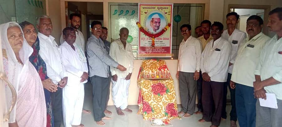 ತೇರದಾಳ ಸಮೀಪದ ಹಳಿಂಗಳಿ ಗ್ರಾಮದ ಪ್ರಾಥಮಿಕ ಕೃಷಿ ಪತ್ತಿನ ಸಹಕಾರಿ ಸಂಘದಲ್ಲಿ ಇತ್ತಿಚಿಗೆ ಅಗಲಿದ ಬಿ.ಎ.ದೇಸಾಯಿ ಅವರಿಗೆ ಶ್ರದ್ಧಾಂಜಲಿ ಸಲ್ಲಿಸಲಾಯಿತು.