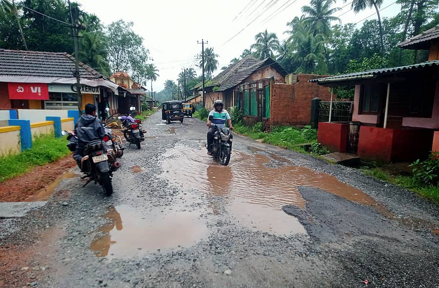 ಬ್ರಹ್ಮಾವರ ತಾಲ್ಲೂಕಿನ ಕೊಕ್ಕರ್ಣೆ ಕೆಳಪೇಟೆಯ ರಸ್ತೆಯ ಸ್ಥಿತಿ
