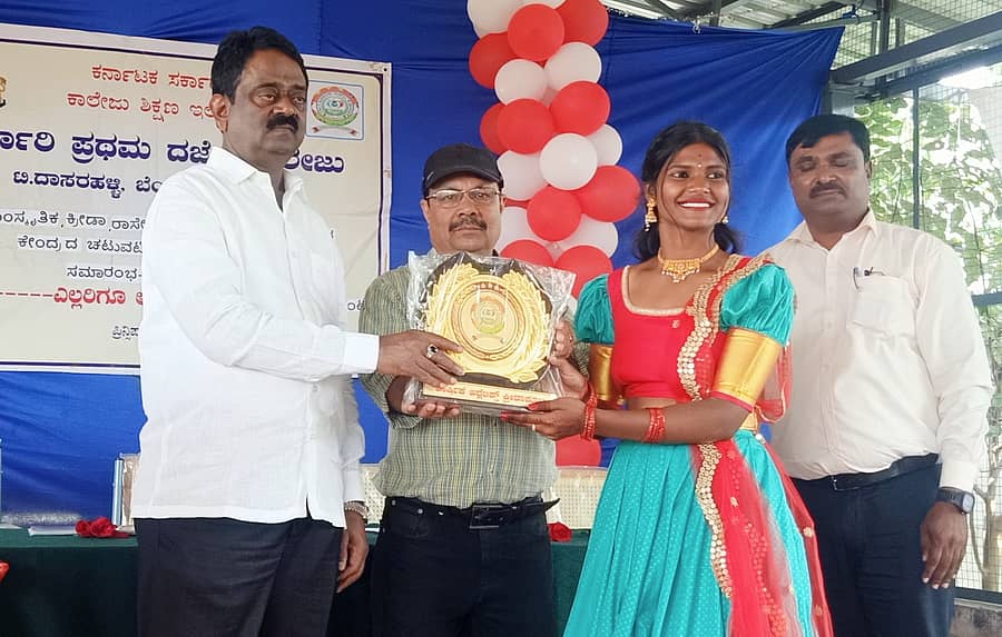 ದಾಸರಹಳ್ಳಿಯ ಕಾಳಸ್ತ್ರೀ ನಗರದ ಸರ್ಕಾರಿ ಪ್ರಥಮ ದರ್ಜೆ ಕಾಲೇಜಿನಲ್ಲಿ ಕ್ರೀಡಾ ಮತ್ತು ಸಾಂಸ್ಕೃತಿಕ ಚಟುವಟಿಕೆಗಳಲ್ಲಿ ವಿಜೇತರಿಗೆ ಬಹುಮಾನ ಮತ್ತು ಪ್ರಜಾವಾಣಿ ಹಾಗೂ ಡೆಕ್ಕನ್ ಹೆರಾಲ್ಡ್ ಪತ್ರಿಕೆಗಳ ಉಚಿತ ವಿತರಣೆ ಸಮಾರಂಭದಲ್ಲಿ ಶಾಸಕ ಎಸ್. ಮುನಿರಾಜು ಅವರು ಕ್ರೀಡಾ ಸ್ಪರ್ಧೆಯಲ್ಲಿ ಚಾಂಪಿಯನ್ಶಿಪ್ ಪಡೆದ ವಿದ್ಯಾರ್ಥಿನಿಗೆ ಬಹುಮಾನ ನೀಡಿ ಅಭಿನಂದಿಸಿದರು.