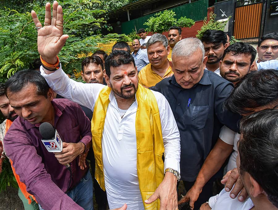 ಡಬ್ಲ್ಯುಎಫ್ಐ ಚುನಾವಣೆಯಲ್ಲಿ ಸ್ಪರ್ಧಿಸಲಿರುವ ತಮ್ಮ ಬಣದ ಅಭ್ಯರ್ಥಿಗಳ ಜತೆ ಬ್ರಿಜ್ಭೂಷಣ್ ಸಿಂಗ್ ಅವರು ಸೋಮವಾರ ಕಾಣಿಸಿಕೊಂಡರು ತ್ರ