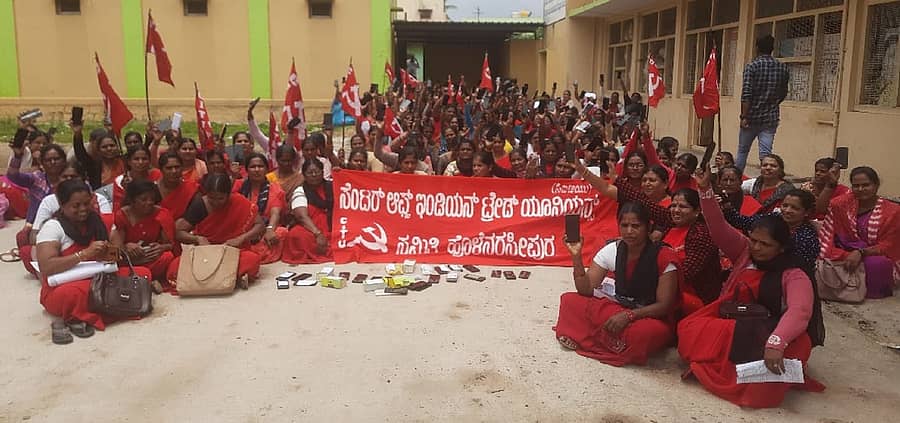 ಹೊಳೆನರಸೀಪುರ ತಾಲ್ಲೂಕು ಅಂಗನವಾಡಿ ಕಾರ್ಯಕರ್ತೆಯರು ತಮ್ಮ ಹಳೆಯ ಮೊಬೈಲ್‍ಗಳಲ್ಲಿ ಕೆಲಸ ಮಾಡಲಾಗುತ್ತಿಲ್ಲ. ಬೇರೆ ಮೊಬೈಲ್‍ಗಳನ್ನು ನೀಡಿ ಎಂದು ಆಗ್ರಹಿಸಿ ಮೊಬೈಲ್ ಕೆಳಗಿಟ್ಟು ಸಿ.ಡಿ.ಪಿ.ಓ ಕಚೇರಿ ಮುಂದೆ ಸೋಮವಾರ ಬೆಳಿಗ್ಗೆ ಪ್ರತಿಭಟನೆ ನೆಡೆಸಿದರು.