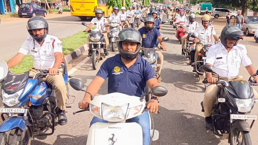 ಚನ್ನರಾಯಪಟ್ಟಣದಲ್ಲಿ ರಸ್ತೆ ಸಂಚಾರ ಮತ್ತು ಸುರಕ್ಷತಾ ಸಪ್ತಾಹ ಅಭಿಯಾನದ ಅಂಗವಾಗಿ ರೋಟರಿ ಕ್ಲಬ್ ಸದಸ್ಯರು, ಸಂಚಾರಿ ಠಾಣೆಯ ಪೊಲೀಸರು ಶನಿವಾರ ಬೈಕ್ ಜಾಥಾ ನಡೆಸಿದರು