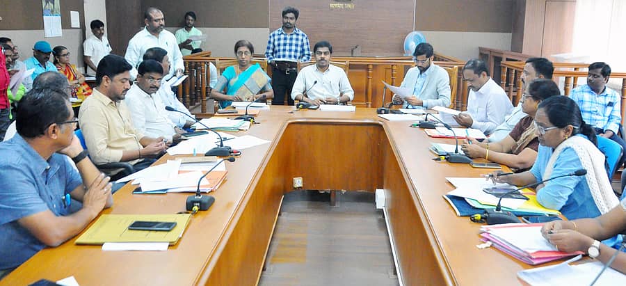 ಕೊಪ್ಪಳದಲ್ಲಿ ಸೋಮವಾರ ಜಿಲ್ಲಾಧಿಕಾರಿ ಎಂ. ಸುಂದರೇಶ ಬಾಬು ನೇತೃತ್ವದಲ್ಲಿ ಎಸ್ಸಿಪಿ, ಟಿಎಸ್ಪಿ ಯೋಜನೆಗಳ ಕುರಿತು ಪ್ರಗತಿ ಪರಿಶೀಲನಾ ಸಭೆ ನಡೆಯಿತು