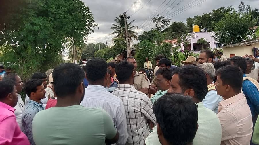 ಕುಣಿಗಲ್ ತಾಲ್ಲೂಕು ಎಲೆಕಡಕಲು ಗ್ರಾಮದಲ್ಲಿ ನಡೆದ ವಿದ್ಯುತ್ ಅವಘಡ ಖಂಡಿಸಿ ಪ್ರತಿಭಟನೆ ನಡೆಸಿದ ಗ್ರಾಮಸ್ಥರು ಬೆಸ್ಕಾಂ ಅಧಿಕಾರಿಗಳಿಗೆ ದಿಗ್ಬಂದನ ವಿಧಿಸಿದರು