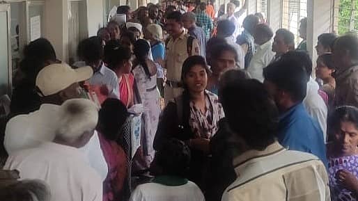 ಗುಂಡ್ಲುಪೇಟೆ ಪಟ್ಟಣದ ಆಹಾರ ಮತ್ತು ನಾಗರಿಕ ಸರಬರಾಜು ಇಲಾಖೆ ಕಚೇರಿ ಮುಂದೆ ಪಡಿತರ ಚೀಟಿ ತಿದ್ದುಪಡಿಗಾಗಿ ಜನರು ಸರತಿ ಸಾಲಿನಲ್ಲಿ ನಿಂತಿದ್ದು, ಜನಜಂಗುಳಿ ಕಂಡುಬಂತು