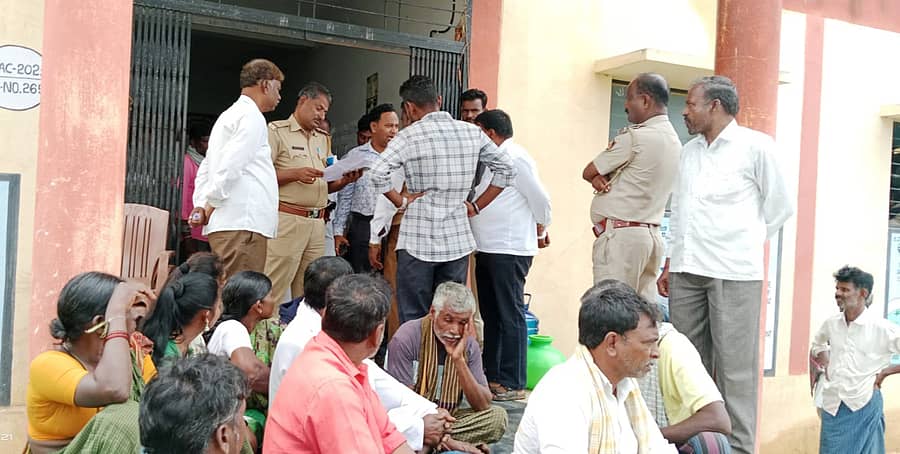 ಮುಂಡರಗಿ ತಾಲ್ಲೂಕಿನ ಬಿದರಳ್ಳಿ ಗ್ರಾಮ ಪಂಚಾಯ್ತಿ ಅಧ್ಯಕ್ಷ ಹಾಗೂ ಉಪಾಧ್ಯಕ್ಷ ಸ್ಥಾನದ ಚುನಾವಣೆಯಲ್ಲಿ ಗೊಂದಲದ ವಾತಾವರಣ ನಿರ್ಮಾಣವಾಯಿತು