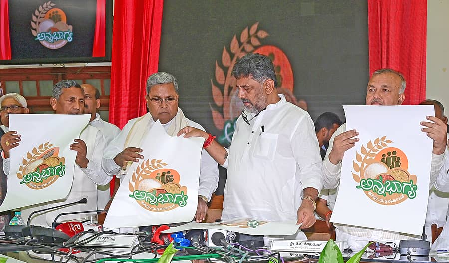 ಅನ್ನಭಾಗ್ಯ ಯೋಜನೆಯ ಲಾಂಛನ ಅನಾವರಣ ಮಾಡಿದ ಸಂದರ್ಭದಲ್ಲಿ ಆಹಾರ ಸಚಿವ ಕೆ.ಎಚ್ ಮುನಿಯಪ್ಪ, ಮುಖ್ಯಮಂತ್ರಿ ಸಿದ್ದರಾಮಯ್ಯ, ಉಪಮುಖ್ಯಮಂತ್ರಿ ಡಿ.ಕೆ ಶಿವಕುಮಾರ್, ಸಾರಿಗೆ ಸಚಿವ ರಾಮಲಿಂಗಾರೆಡ್ಡಿ ಇದ್ದರು                          -ಪ್ರಜಾವಾಣಿ ಚಿತ್ರ