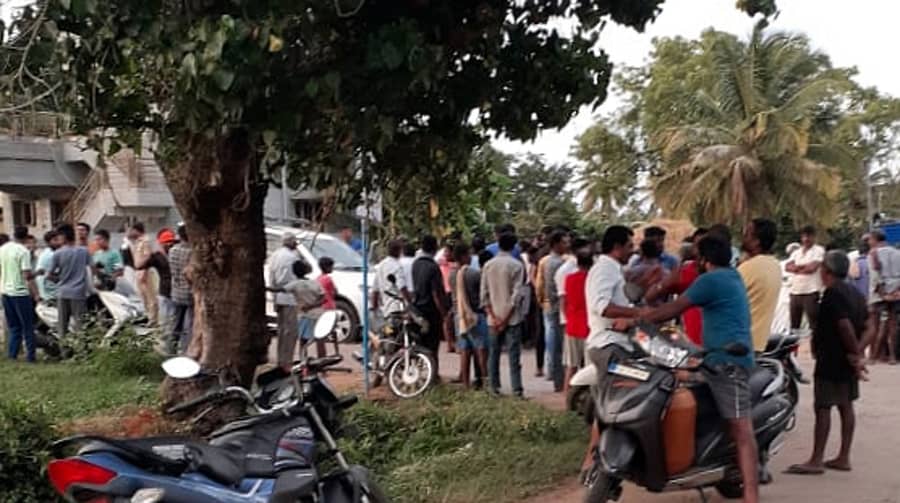 ಶ್ರೀರಂಗಪಟ್ಟಣ ತಾಲ್ಲೂಕಿನ ಕಾರೇಕುರ ಗ್ರಾಮ ಸಮೀಪದ ಕಾವೇರಿ ನದಿ ತೀರಕ್ಕೆ ವಿಹಾರಕ್ಕೆ ಬಂದಿದ್ದ ಮೈಸೂರಿನ ಯುವಕರ ಗುಂಪು ಸ್ಥಳೀಯರ ಮೇಲೆ ಹಲ್ಲೆ ನಡೆಸಿದೆ ಎಂಬ ಹಿನ್ನೆಲೆಯಲ್ಲಿ ಗ್ರಾಮಸ್ಥರು ಯವಕರಿಗೆ ಭಾನುವಾರ ಸಂಜೆ ದಿಗ್ಬಂಧನ ವಿಧಿಸಿದ್ದರು