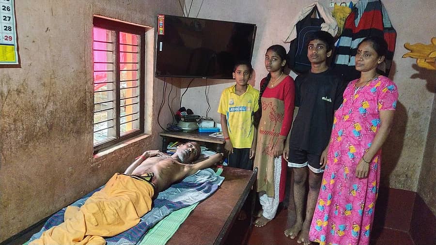 ಕೊಡಿಪ್ಪಾಡಿ ಗ್ರಾಮದ ಭಟ್ರುಪ್ಪಾಡಿ ಎಂಬಲ್ಲಿ ಮಲಗಿದ ಸ್ಥಿತಿಯಲ್ಲೇ ಕಾಲ ಕಳೆಯುತ್ತಿರುವ ಅನಿಲ್ ಪೂಜಾರಿ