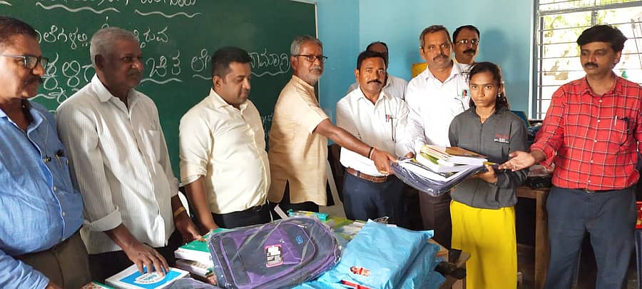 ಹಲಗೂರಿನ ಕೆ.ಪಿ.ಎಸ್ ಶಾಲೆ ಆವರಣದಲ್ಲಿ ದಾನಿಗಳಿಂದ ಸಂಗ್ರಹಿಸಿದ ನೋಟ್ ಪುಸ್ತಕಗಳನ್ನು ವಿತರಿಸಲಾಯಿತು. ಈ ವೇಳೆ ಸುಂದ್ರಪ್ಪ, ಎ.ಎಸ್.ದೇವರಾಜು, ತಿಮ್ಮಪ್ಪ, ಡಾ.ಅರುಣ್ ಕುಮಾರ್, ಡಾ.ನಾಗೇಶ್, ಮಲ್ಲಿಕಾರ್ಜುನ, ಶಿವಣ್ಣ, ಅಭಿಜಿತ್, ಕೃಷ್ಣಪ್ಪ ಇದ್ದರು