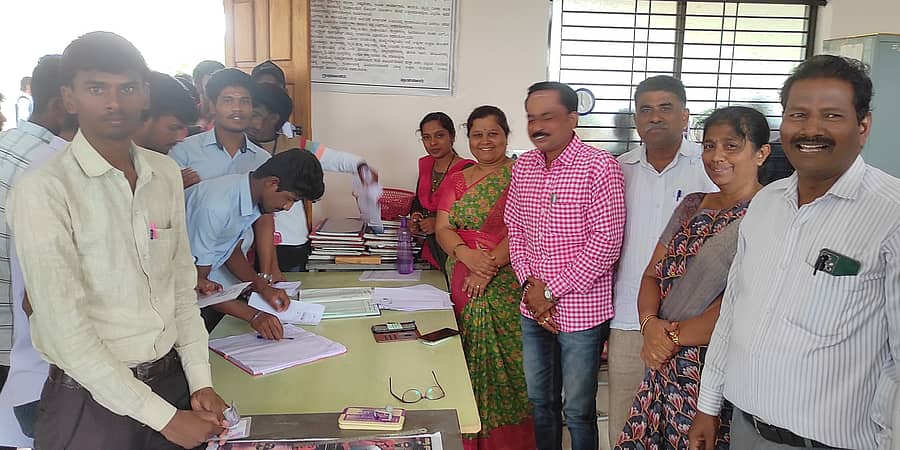 ಹುನಗುಂದ ನಗರದ ಪ್ರಥಮ ದರ್ಜೆ ಕಾಲೇಜಿನ ವಿದ್ಯಾರ್ಥಿಗಳಿಗೆ ಬಸ್‌ಪಾಸ್ ವಿತರಿಸಲಾಯಿತು